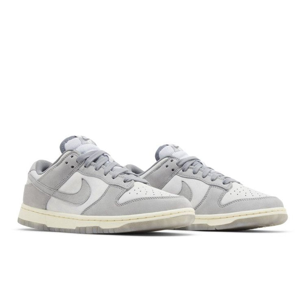 Nike Dunk Low Cool Grey Football Grey (W) – lifestyle foto | Purekickz