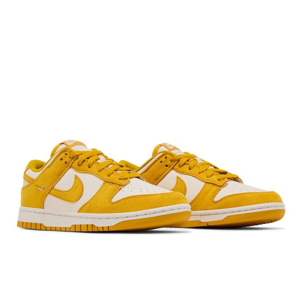 Nike Dunk Low Dark Sulfur Gold Mini Swoosh (W) – lifestyle foto | Purekickz