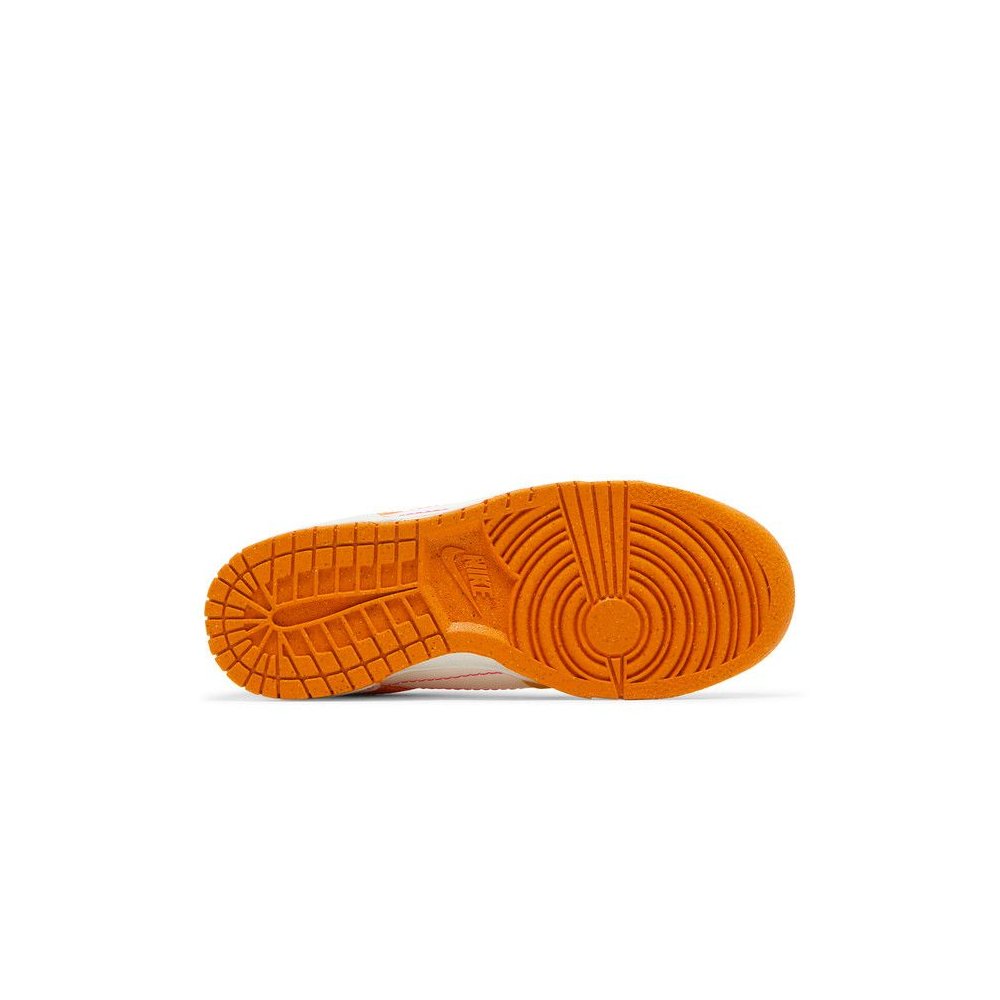 Nike Dunk Low Disrupt 2 Sunrise (W) – zadní pohled | Purekickz