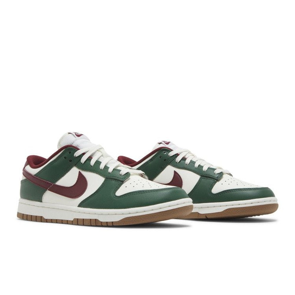 Nike Dunk Low Gorge Green Team Red – lifestyle foto | Purekickz