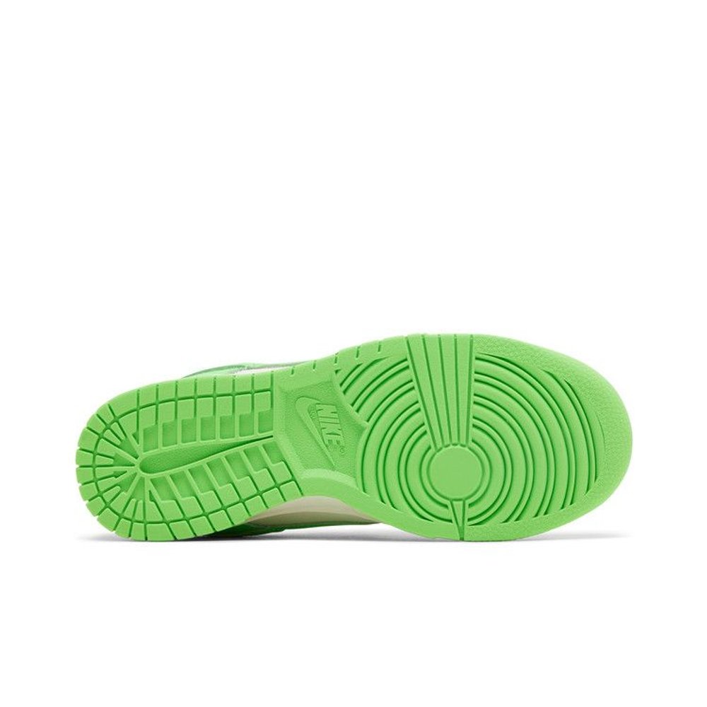 Nike Dunk Low Green Strike (W) – zadní pohled | Purekickz