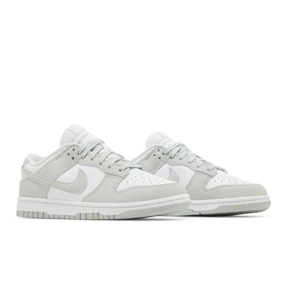 Nike Dunk Low Light Silver Corduroy (W) – lifestyle foto | Purekickz