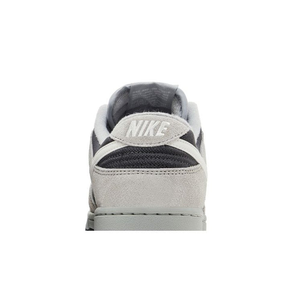 Nike Dunk Low Light Smoke Grey Anthracite – detail materiálu | Purekickz