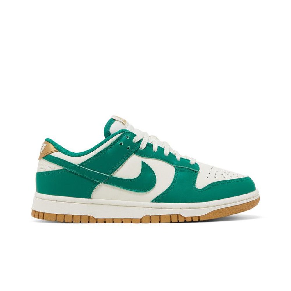 Nike Dunk Low Malachite University Gold (W) – boční pohled | Purekickz