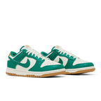 Nike Dunk Low Malachite University Gold (W) – lifestyle foto | Purekickz