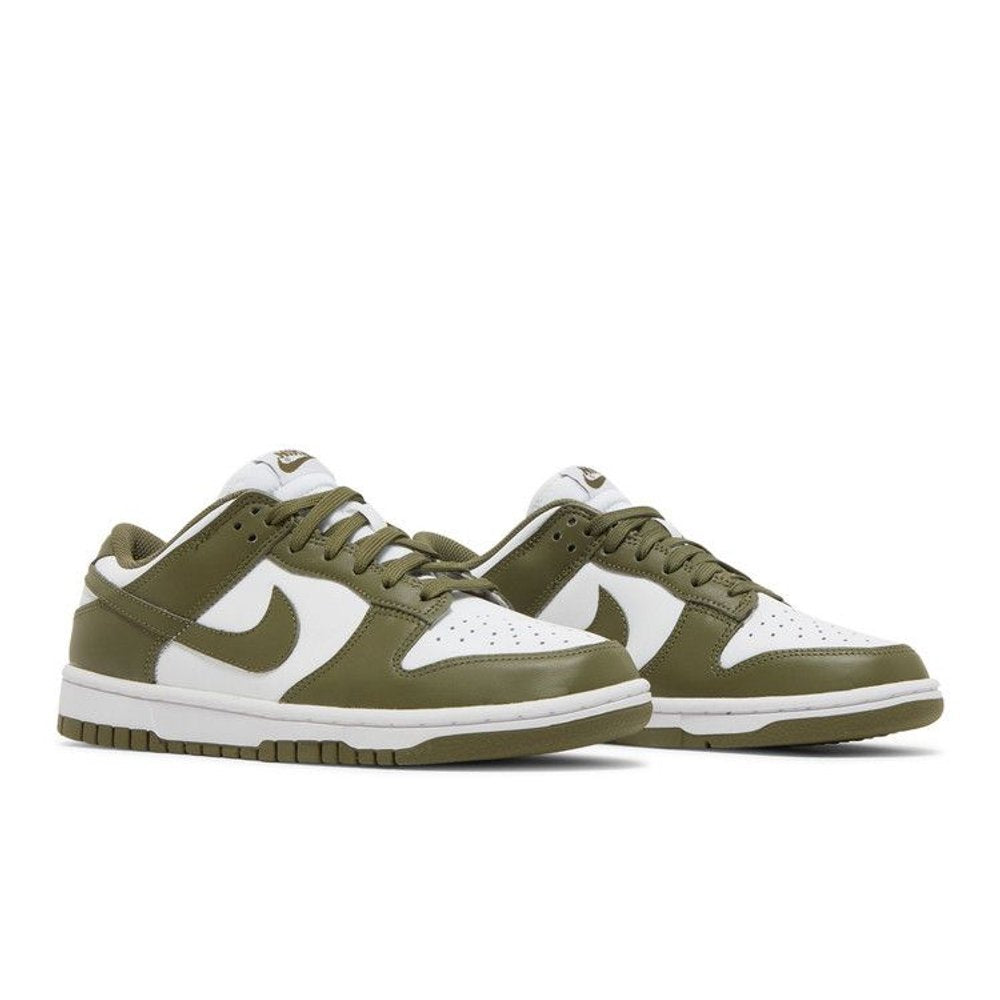 Nike Dunk Low Medium Olive (W) – lifestyle foto | Purekickz