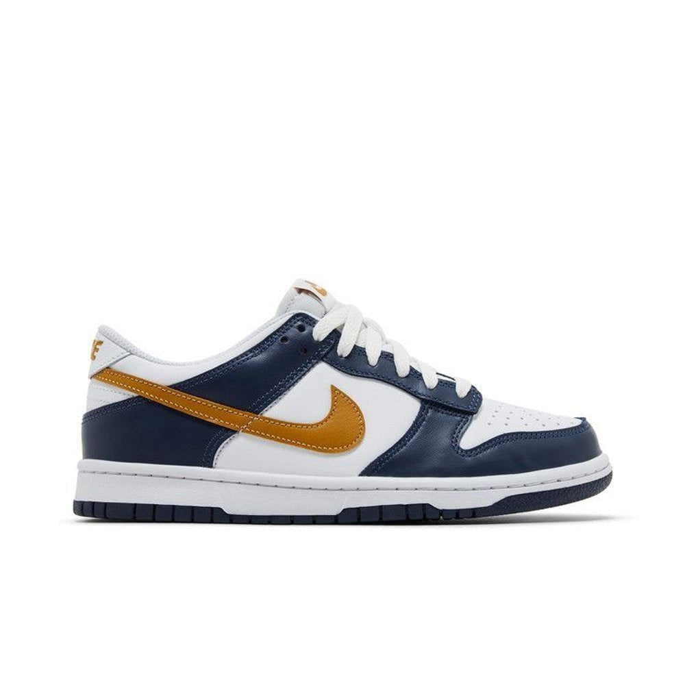 Nike Dunk Low Midnight Navy Wheat (GS) – boční pohled | Purekickz