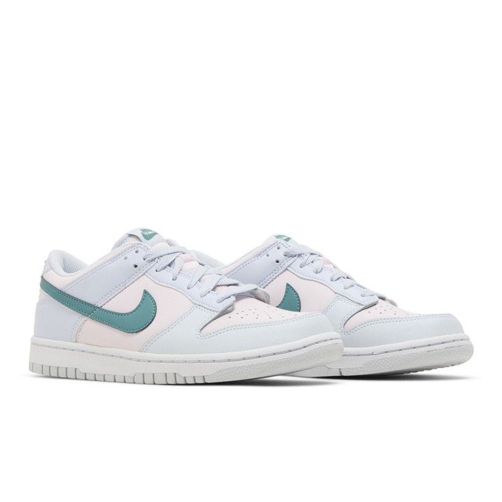 Nike Dunk Low Mineral Teal (GS) – lifestyle foto | Purekickz