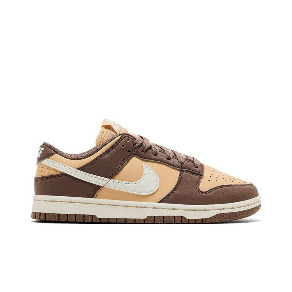 Nike Dunk Low Next Nature Mink Brown Sesame – boční pohled | Purekickz