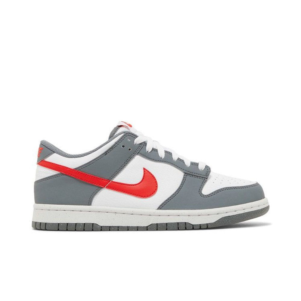 Nike Dunk Low Next Nature Smoke Grey Light Crimson (GS) – boční pohled | Purekickz