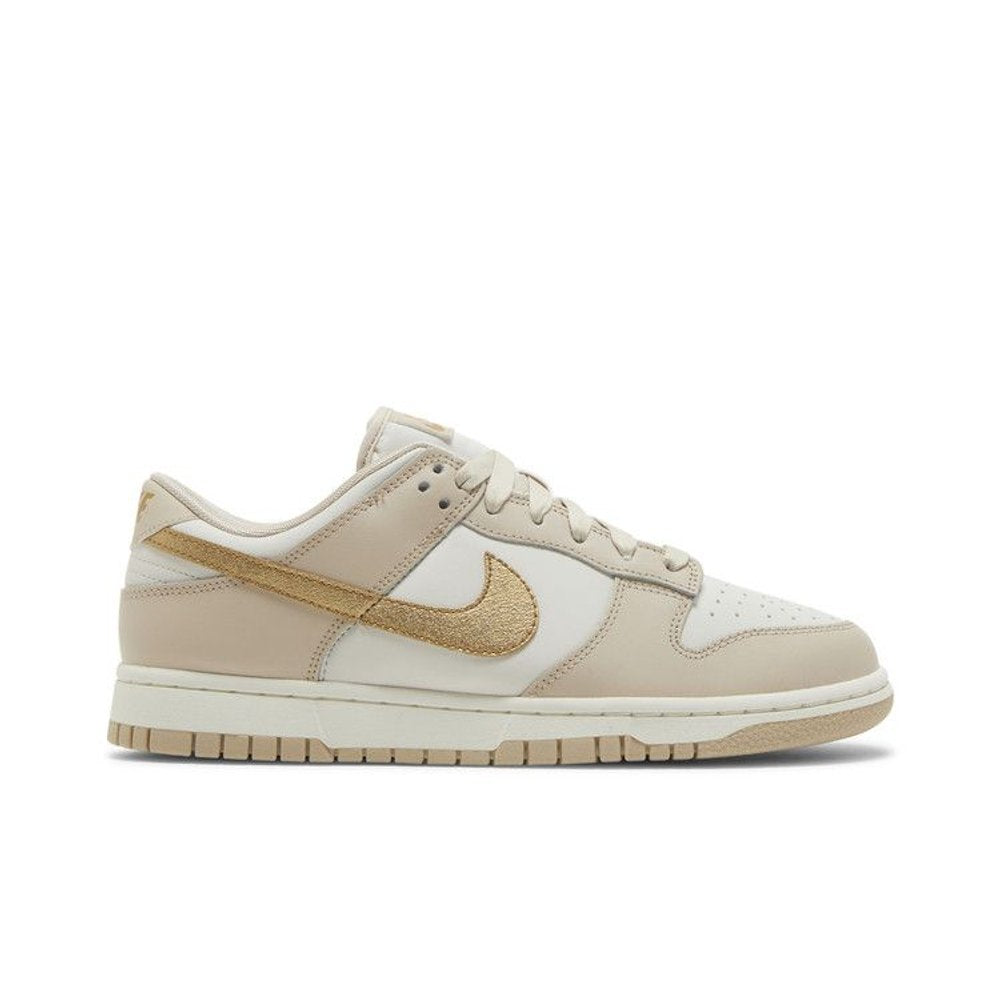 Nike Dunk Low Phantom Metallic Gold (W) – boční pohled | Purekickz