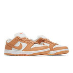 Nike Dunk Low Pro ISO SB Light Cognac – lifestyle foto | Purekickz