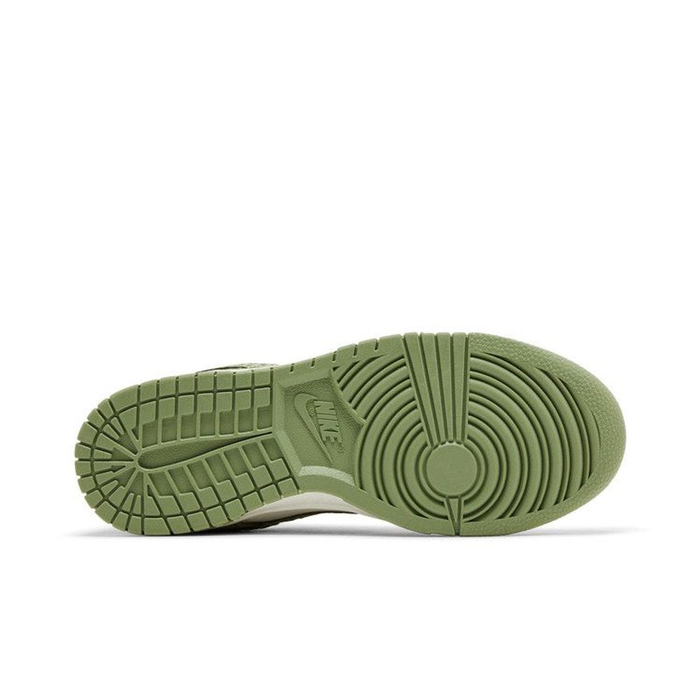 Nike Dunk Low Safari Oil Green (W) – zadní pohled | Purekickz