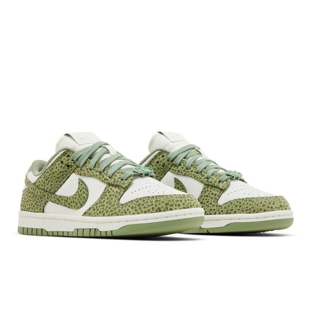 Nike Dunk Low Safari Oil Green (W) – lifestyle foto | Purekickz
