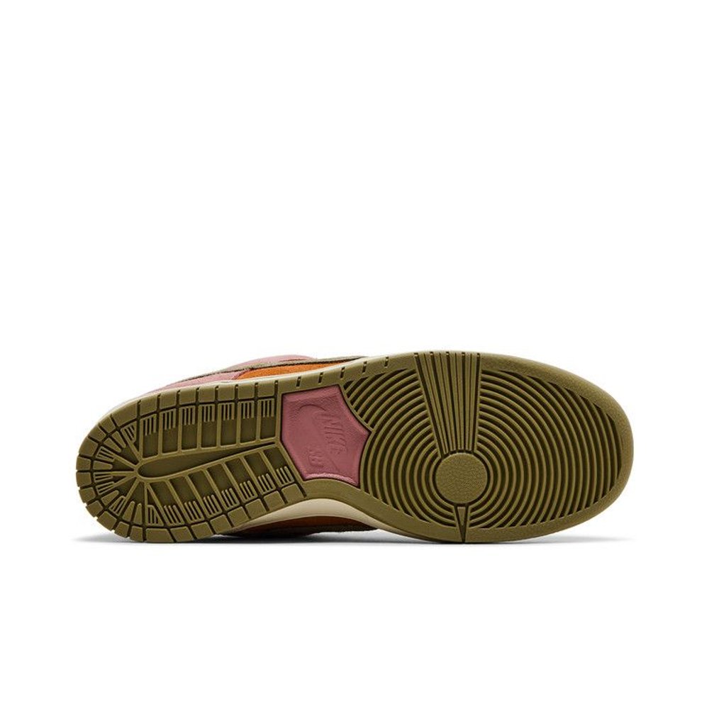 Nike Dunk Low SB 'Red Stardust' – zadní pohled | Purekickz