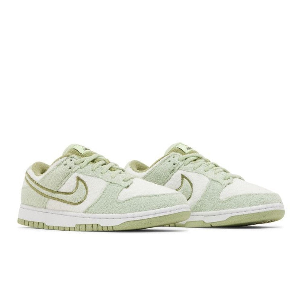 Nike Dunk Low SE Fleece - Honeydew – lifestyle foto | Purekickz