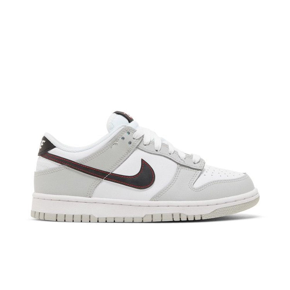 Nike Dunk Low SE GS 'Lottery Pack - Grey Fog' – boční pohled | Purekickz