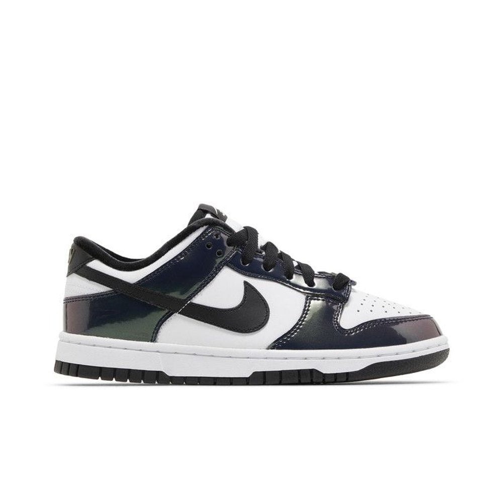 Nike Dunk Low SE Just Do It - Iridescent – boční pohled | Purekickz