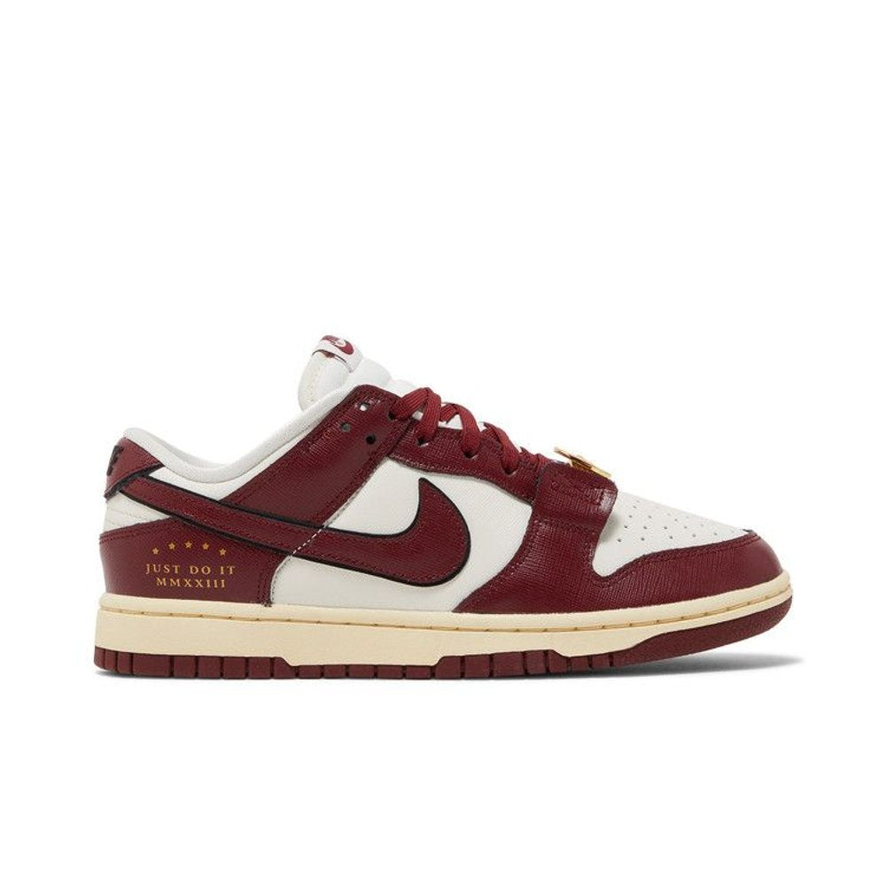 Nike Dunk Low SE Sisterhood Sail Team Red (W) – boční pohled | Purekickz