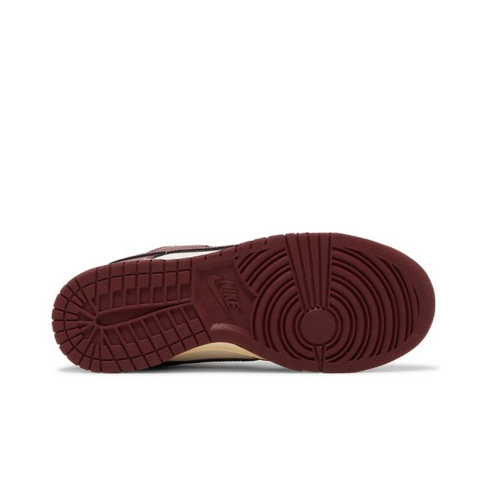 Nike Dunk Low SE Sisterhood Sail Team Red (W) – zadní pohled | Purekickz