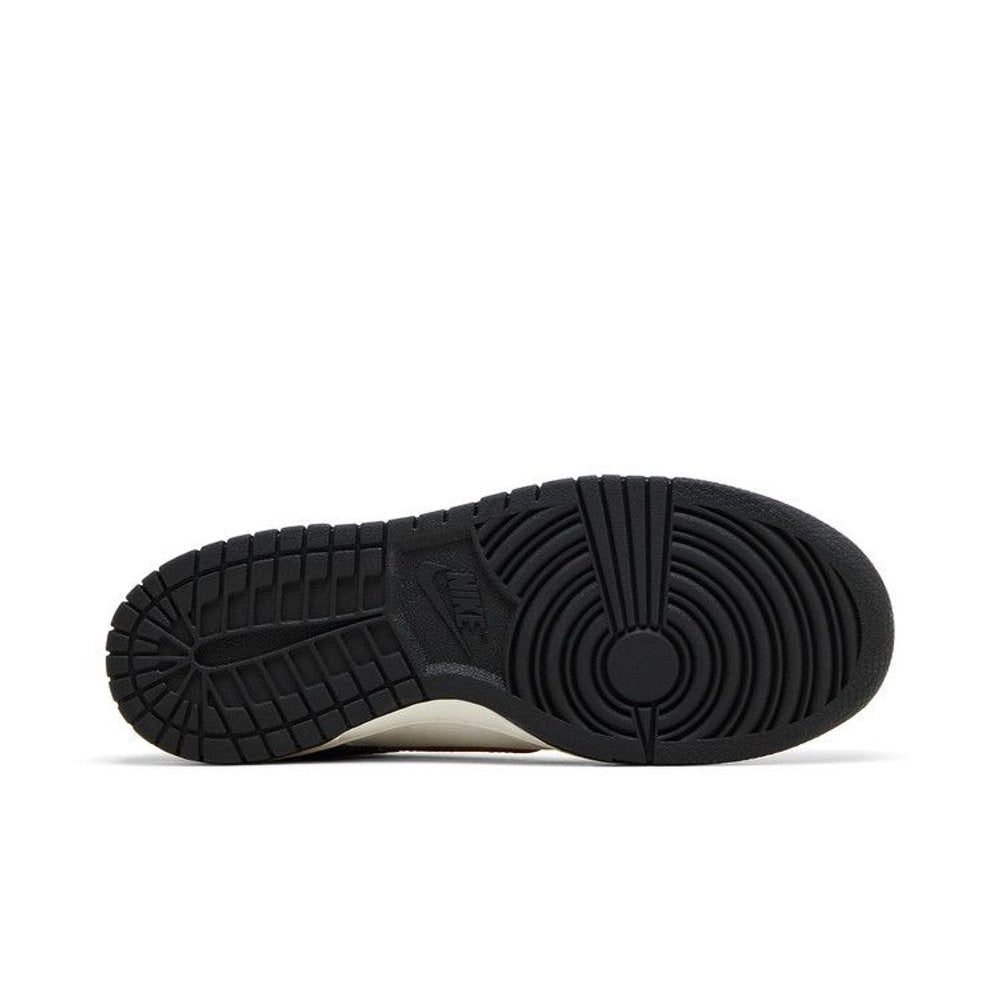 Nike Dunk Low Summit White Metallic Gold (GS) – zadní pohled | Purekickz