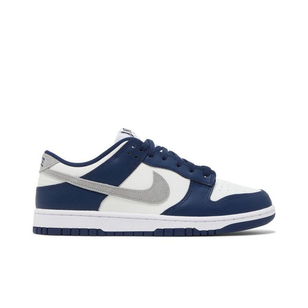 Nike Dunk Low Summit White Midnight Navy – boční pohled | Purekickz