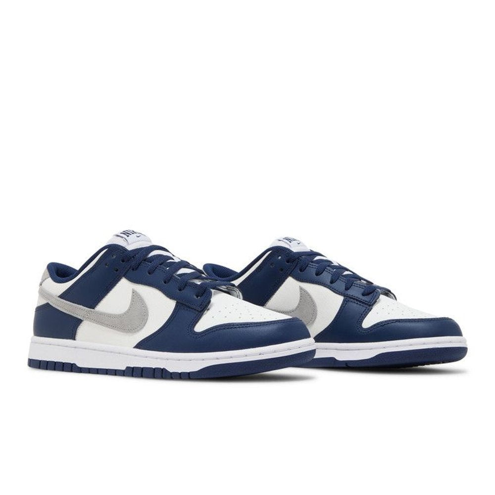 Nike Dunk Low Summit White Midnight Navy – lifestyle foto | Purekickz