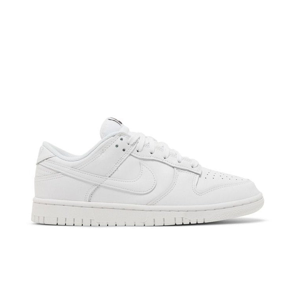 Nike Dunk Low Triple White (2021) (W) – boční pohled | Purekickz