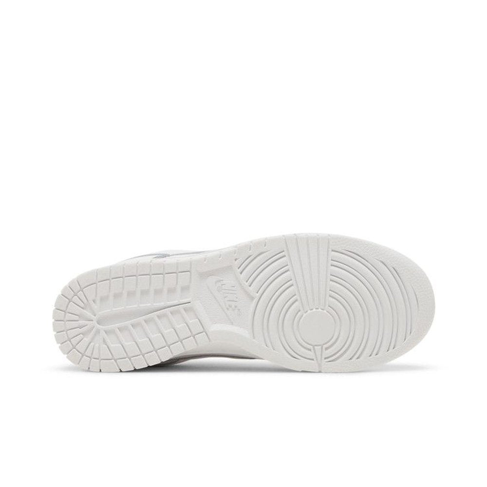 Nike Dunk Low Triple White (2021) (W) – zadní pohled | Purekickz