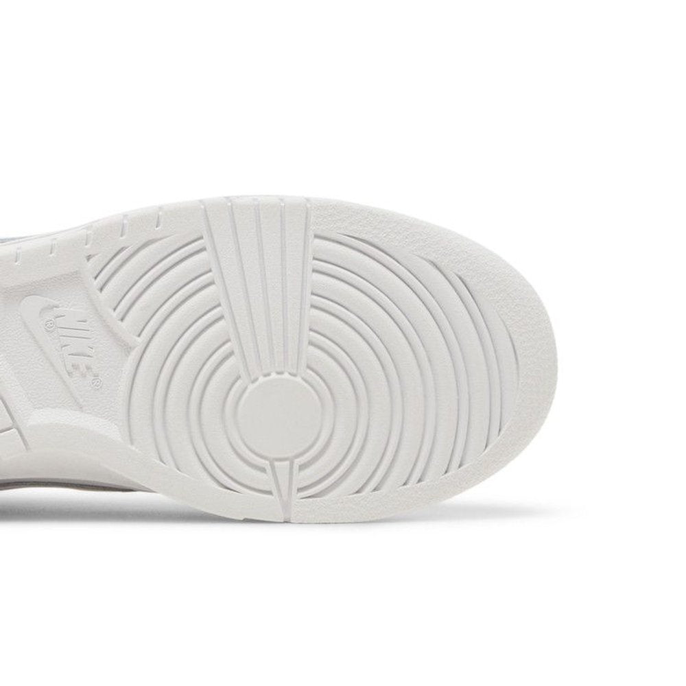 Nike Dunk Low Triple White (2021) (W) – pohled shora | Purekickz