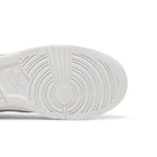 Nike Dunk Low Triple White (2021) (W) – pohled shora | Purekickz