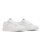 Nike Dunk Low Triple White (2021) (W) – lifestyle foto | Purekickz