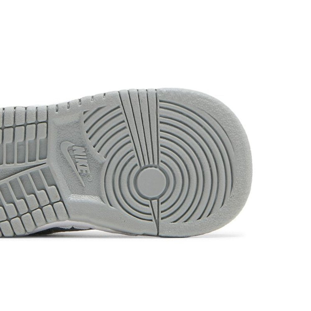 Nike Dunk Low Two-Toned Grey – pohled shora | Purekickz