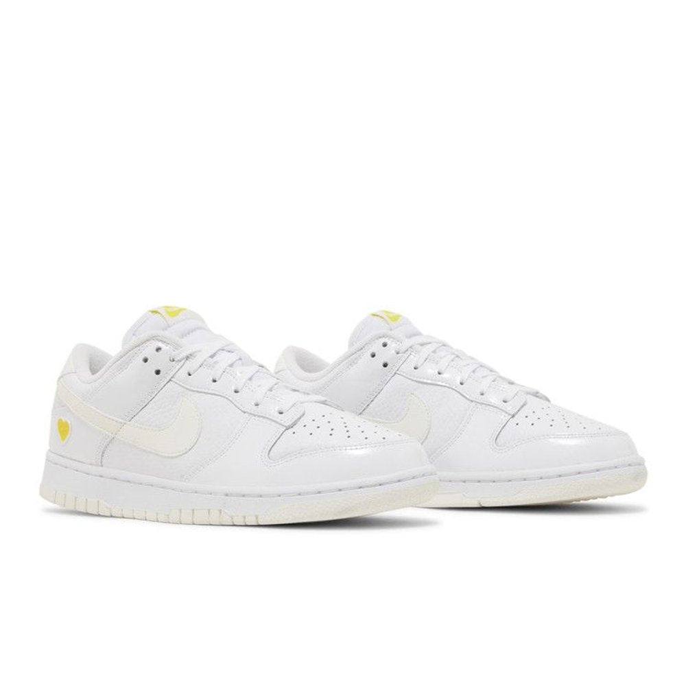 Nike Dunk Low Valentine's Day Yellow Heart – lifestyle foto | Purekickz