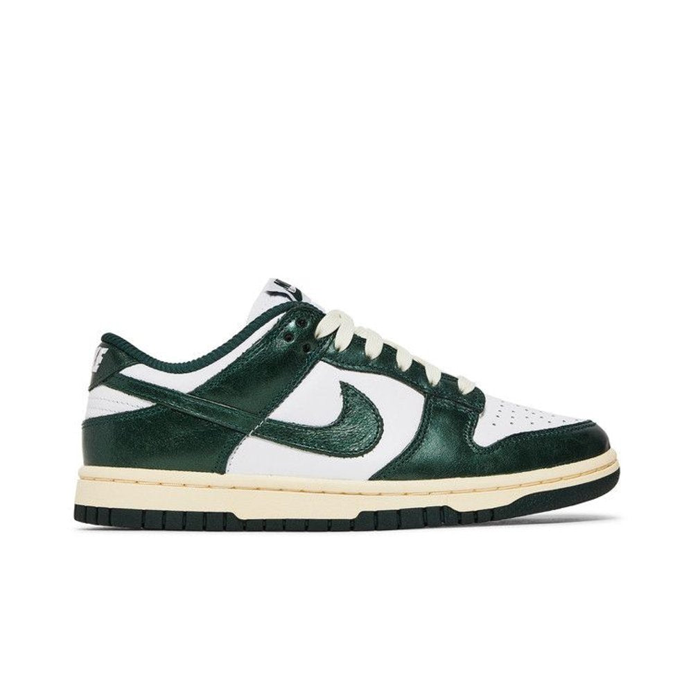Nike Dunk Low Vintage Green (W) – boční pohled | Purekickz