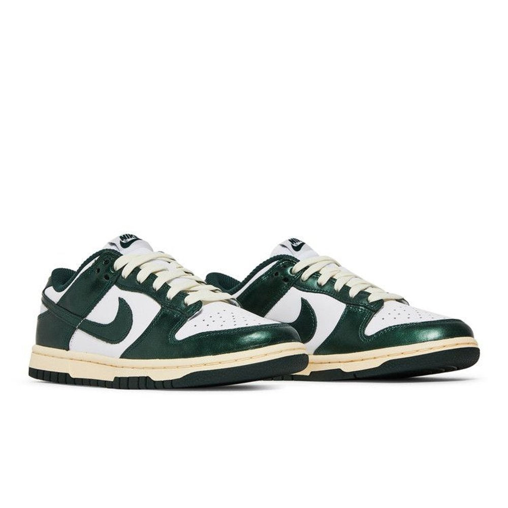 Nike Dunk Low Vintage Green (W) – lifestyle foto | Purekickz