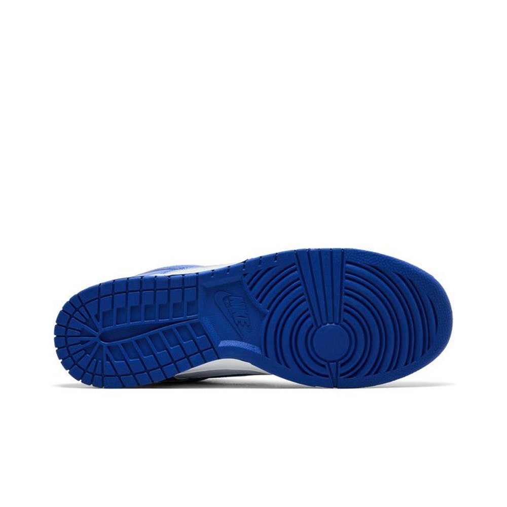 Nike Dunk Low White Hyper Royal (2025) – zadní pohled | Purekickz