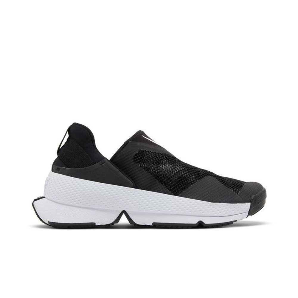 Nike Go FlyEase Black White (W) – boční pohled | Purekickz