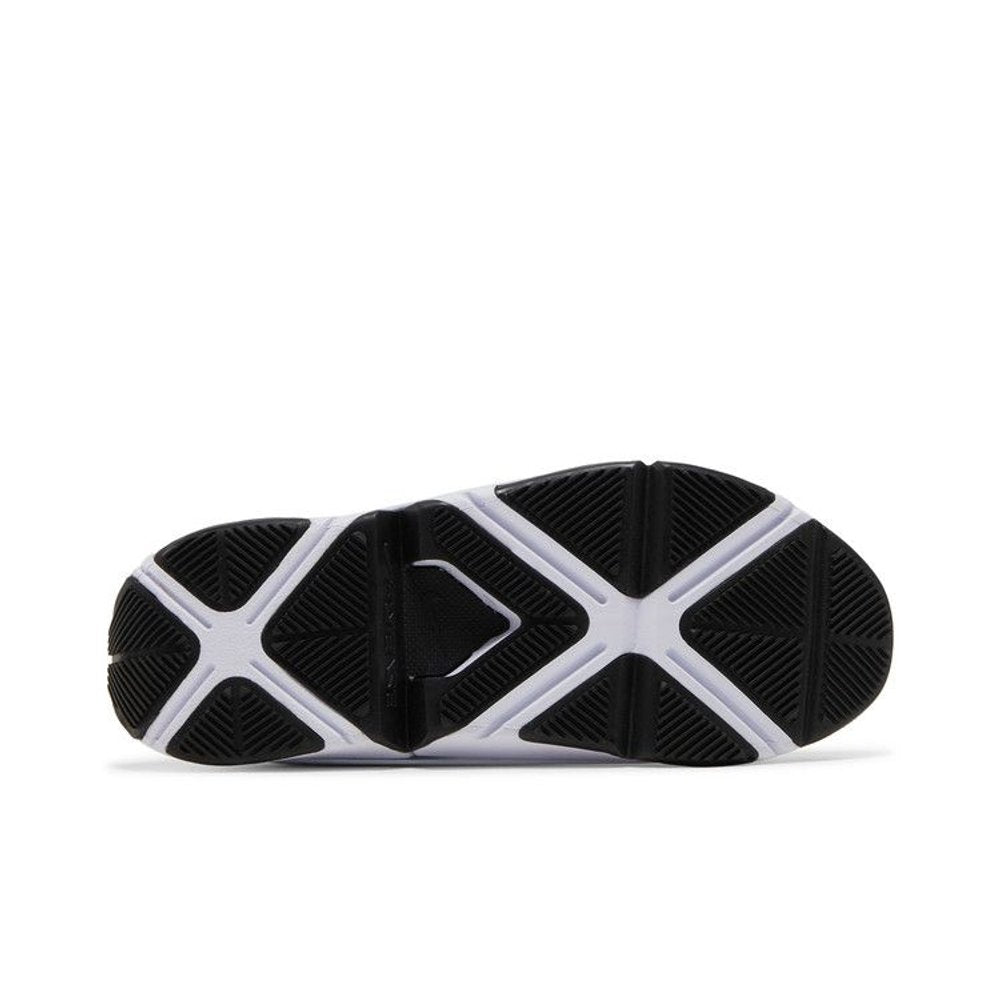 Nike Go FlyEase White Black (W) – zadní pohled | Purekickz