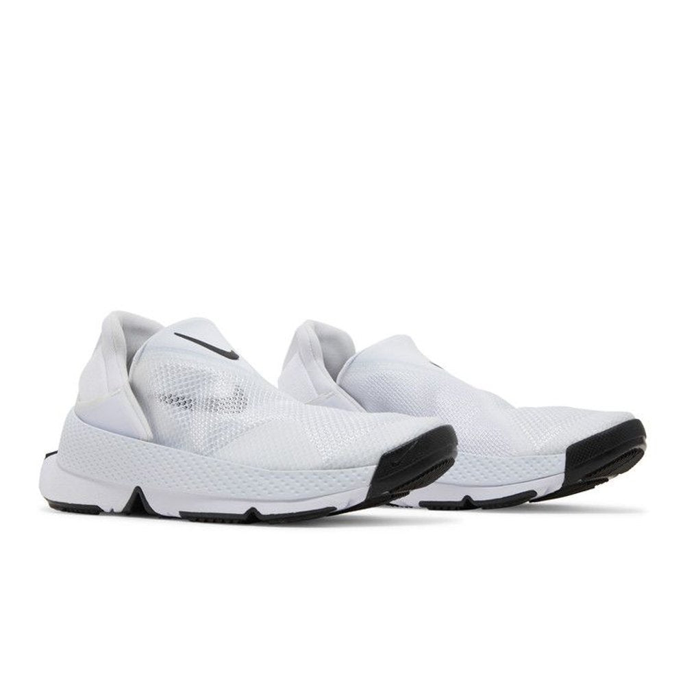 Nike Go FlyEase White Black (W) – lifestyle foto | Purekickz