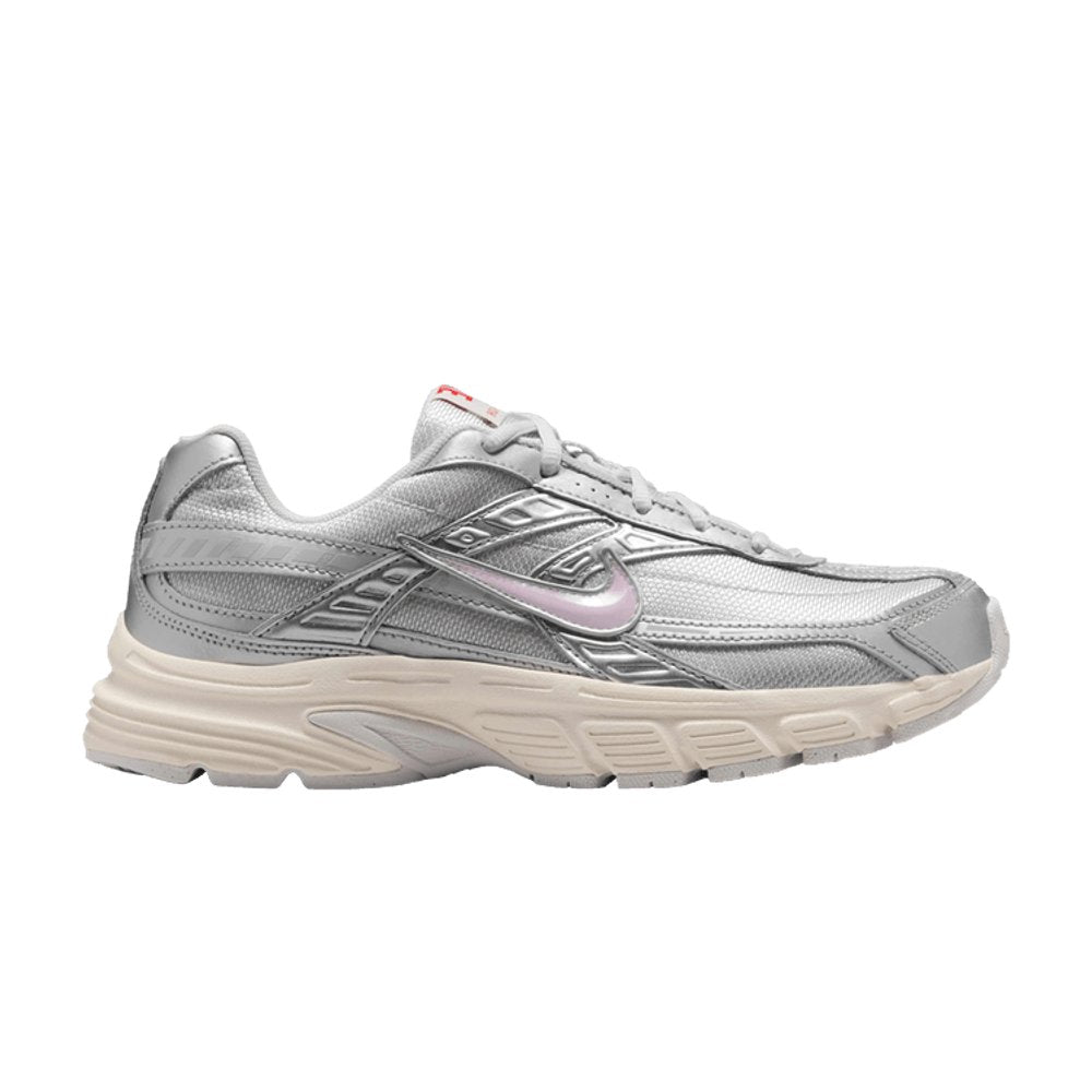 Nike Initiator Vast Grey Metallic Silver Pale Ivory Pink Foam (W) – hlavní pohled | Purekickz