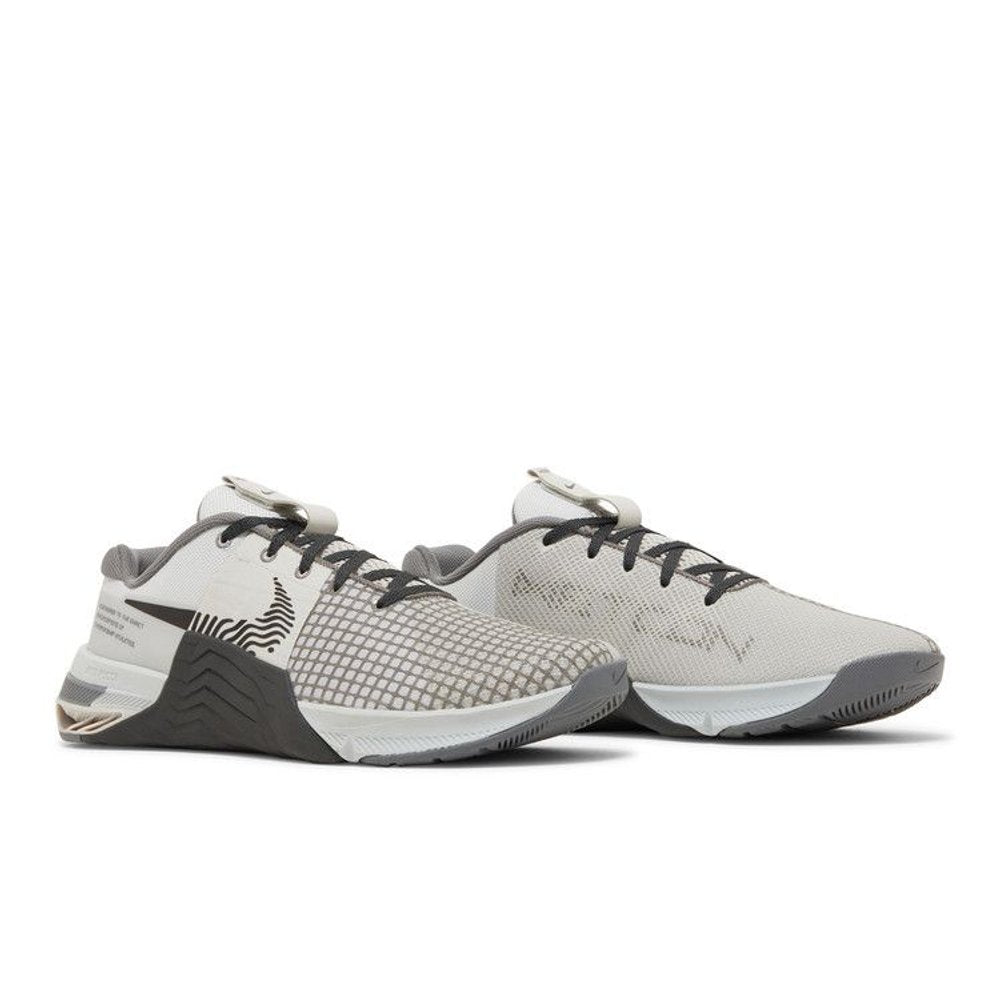 Nike Metcon 8 Photon Dust Anthracite – lifestyle foto | Purekickz