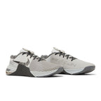 Nike Metcon 8 Photon Dust Anthracite – lifestyle foto | Purekickz