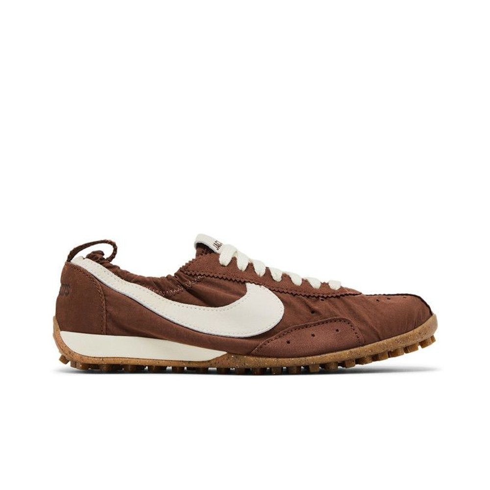 Nike Moon Shoe SP Jacquemus Fauna Brown (W) – boční pohled | Purekickz