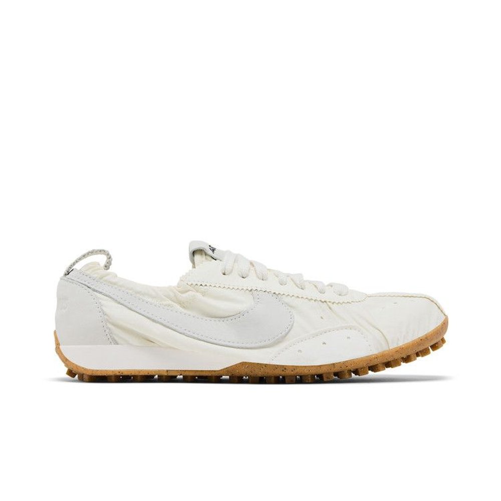 Nike Moon Shoe SP Jacquemus Soft Pearl (W) – boční pohled | Purekickz