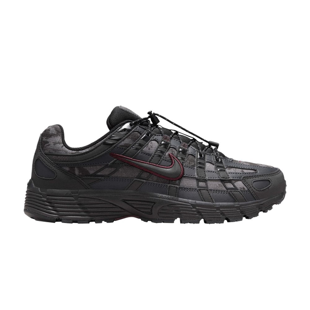 Nike P-6000 Black Burgundy Crush (W) – boční pohled | Purekickz