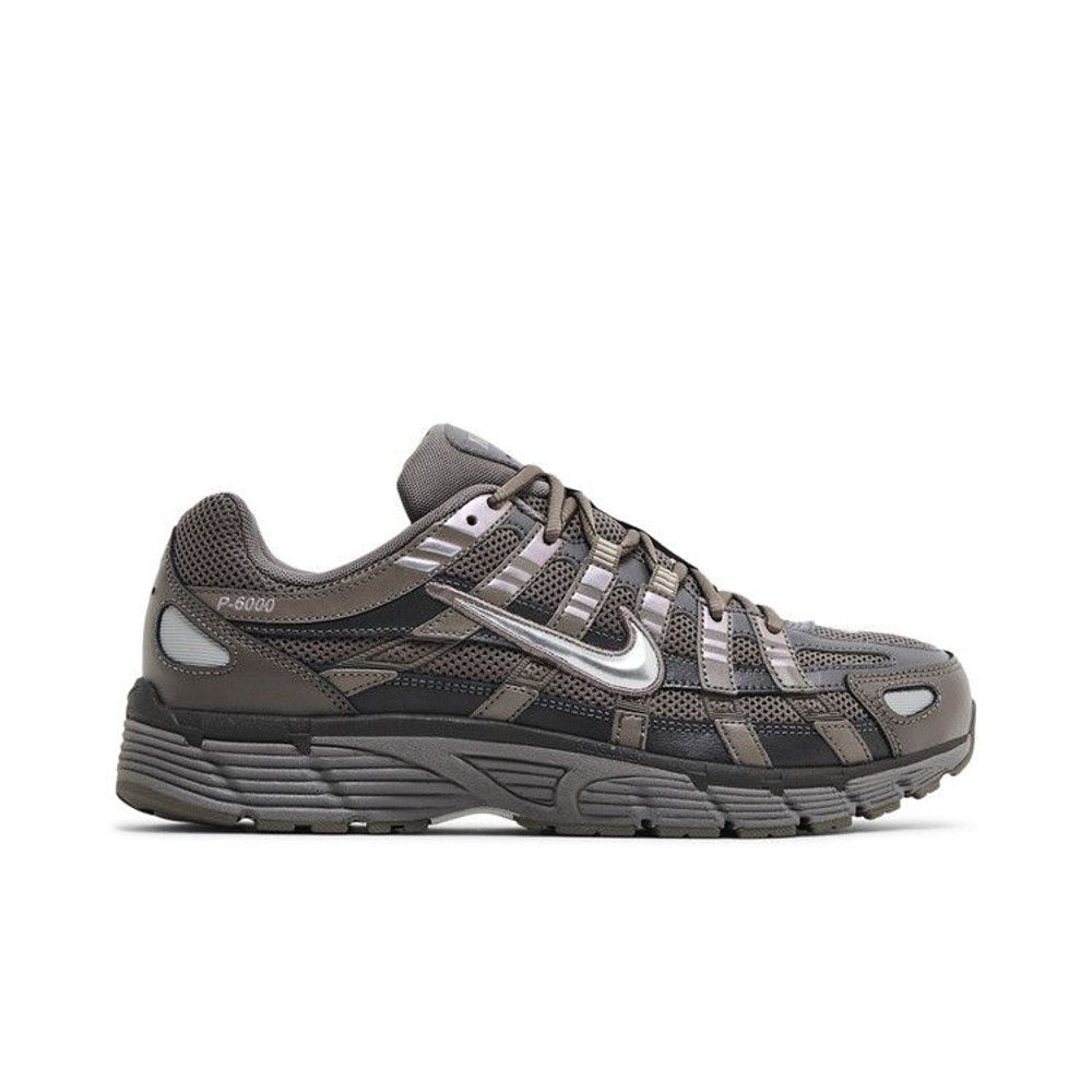 Nike P-6000 Cave Stone Medium Ash Flat Pewter Metallic Silver – boční pohled | Purekickz