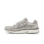 Nike P-6000 Light Iron Ore – hlavní pohled | Purekickz