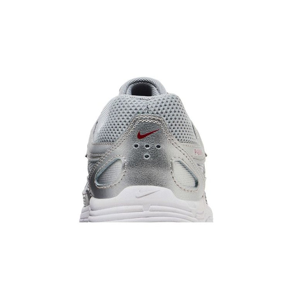 Nike P-6000 Metalic Silver Cool Red (GS) – detail materiálu | Purekickz