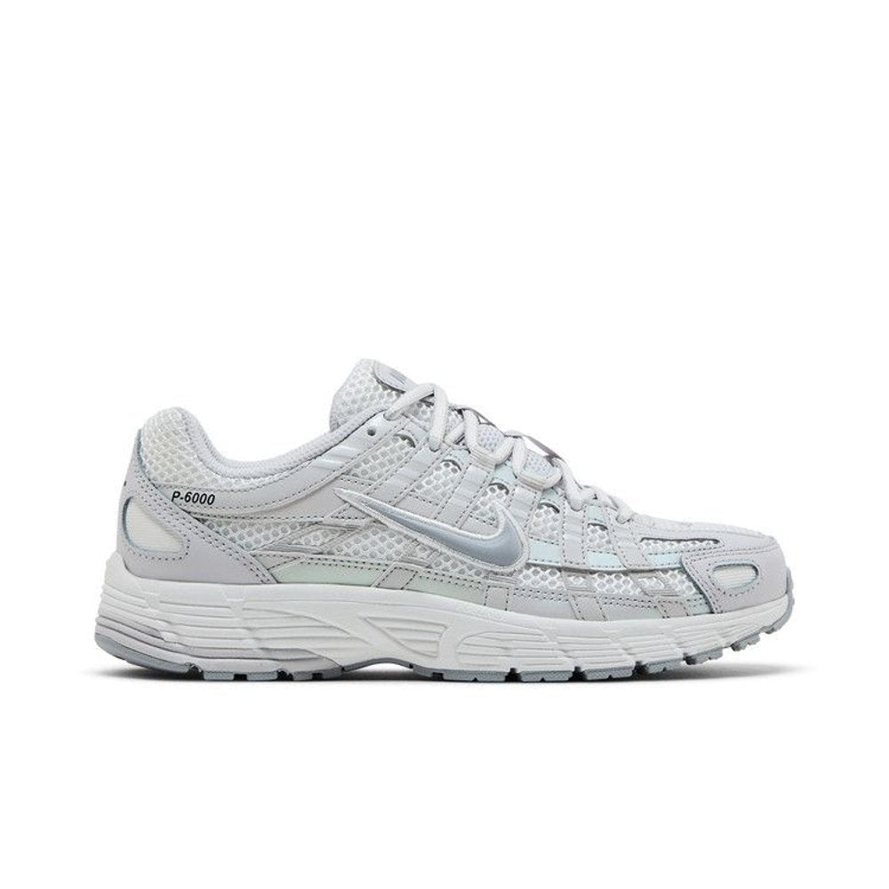 Nike P-6000 SE Summit White Vast Grey Wolf Grey (W) – boční pohled | Purekickz